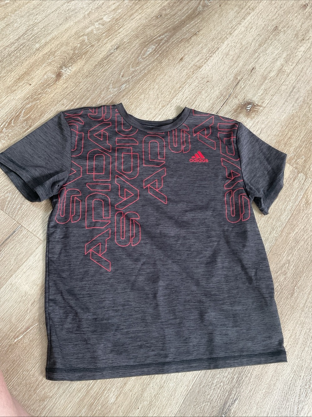adidas - Kids Heather Charcoal Tee with Red Graphic - Size Small